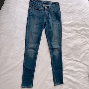 Demi curve Levi’s blue denim jeans
